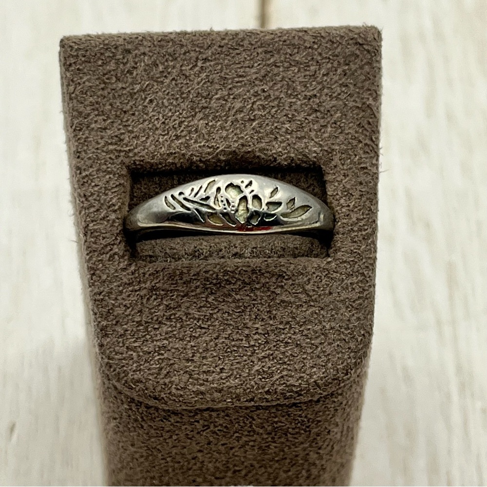 Elegant sterling Silver Leaf Motif Ring